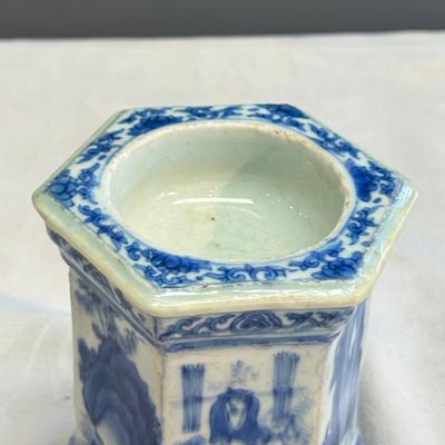 A Chinese blue and white hexagonal salt with figural design — 照片 7