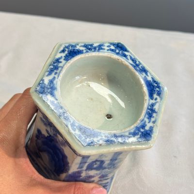 A Chinese blue and white hexagonal salt with figural design — 照片 8