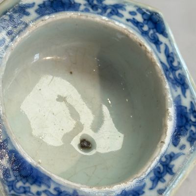 A Chinese blue and white hexagonal salt with figural design — 照片 9