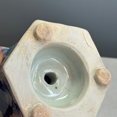 A Chinese blue and white hexagonal salt with figural design — 照片 10