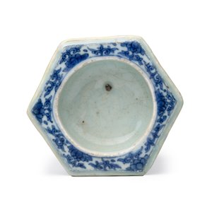 A Chinese blue and white hexagonal salt with figural design — 照片 12