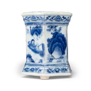 A Chinese blue and white hexagonal salt with figural design — 照片 2