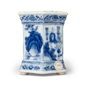 A Chinese blue and white hexagonal salt with figural design — 照片 4