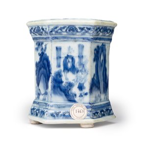 A Chinese blue and white hexagonal salt with figural design — 照片 5