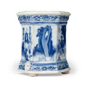 A Chinese blue and white hexagonal salt with figural design — 照片 6
