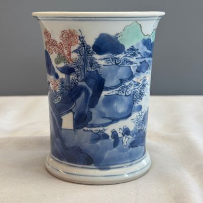A Chinese blue and white, iron-red-decorated and green-enamelled 'Mountainous Riverscape'  brushpot (Bitong) — foto 1