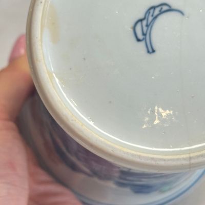 A Chinese blue and white, iron-red-decorated and green-enamelled 'Mountainous Riverscape'  brushpot (Bitong) — foto 13