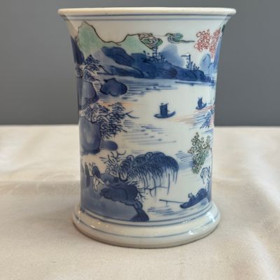 A Chinese blue and white, iron-red-decorated and green-enamelled 'Mountainous Riverscape'  brushpot (Bitong) — foto 2