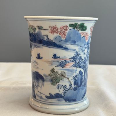 A Chinese blue and white, iron-red-decorated and green-enamelled 'Mountainous Riverscape'  brushpot (Bitong) — foto 3