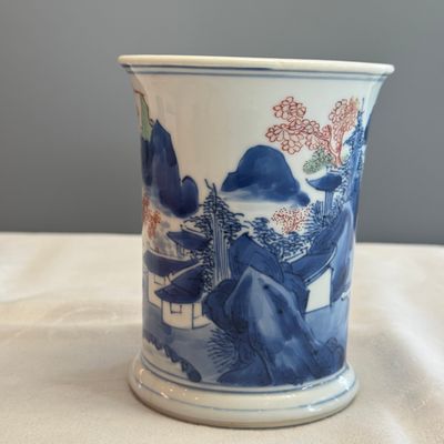 A Chinese blue and white, iron-red-decorated and green-enamelled 'Mountainous Riverscape'  brushpot (Bitong) — foto 4
