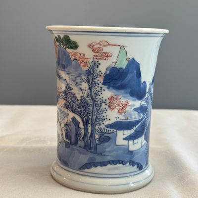 A Chinese blue and white, iron-red-decorated and green-enamelled 'Mountainous Riverscape'  brushpot (Bitong) — foto 5