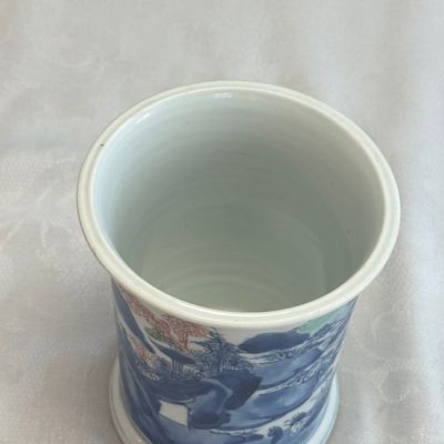 A Chinese blue and white, iron-red-decorated and green-enamelled 'Mountainous Riverscape'  brushpot (Bitong) — foto 6