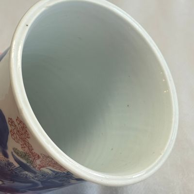 A Chinese blue and white, iron-red-decorated and green-enamelled 'Mountainous Riverscape'  brushpot (Bitong) — foto 7