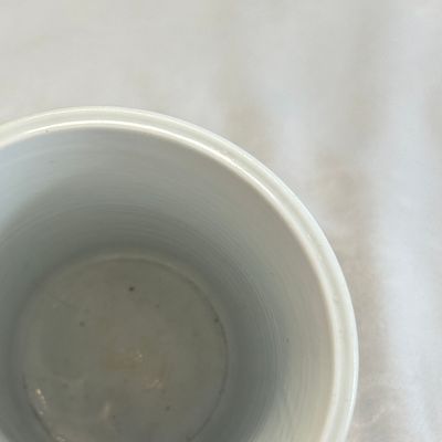 A Chinese blue and white, iron-red-decorated and green-enamelled 'Mountainous Riverscape'  brushpot (Bitong) — foto 10