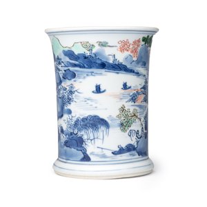 A Chinese blue and white, iron-red-decorated and green-enamelled 'Mountainous Riverscape'  brushpot (Bitong) — foto 3