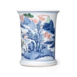 A Chinese blue and white, iron-red-decorated and green-enamelled 'Mountainous Riverscape'  brushpot (Bitong) — foto 4