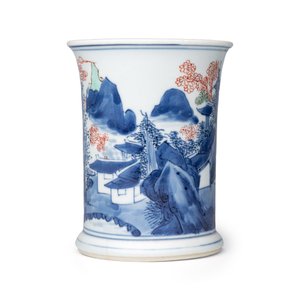 A Chinese blue and white, iron-red-decorated and green-enamelled 'Mountainous Riverscape'  brushpot (Bitong) — foto 5