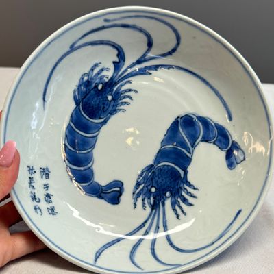 A Chinese blue and white ko-sometsuke 'Shrimps and Poem' plate — photo 1