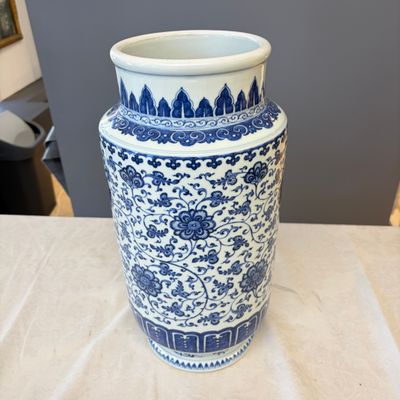 A Chinese blue and white 'lotus scroll' vase — 照片 5