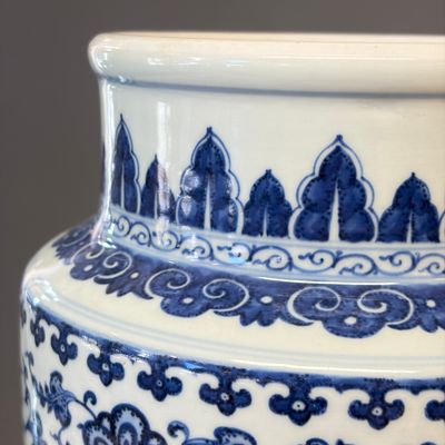 A Chinese blue and white 'lotus scroll' vase — 照片 6