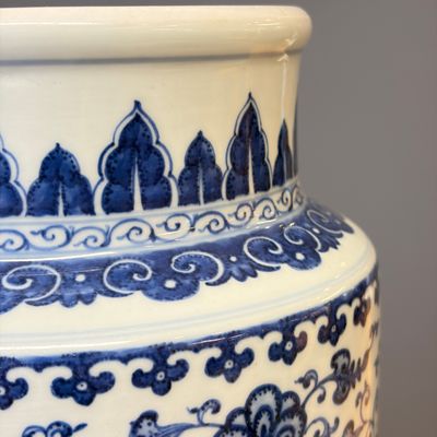 A Chinese blue and white 'lotus scroll' vase — 照片 7