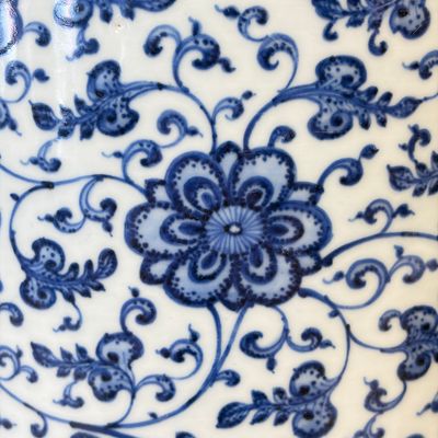 A Chinese blue and white 'lotus scroll' vase — 照片 8