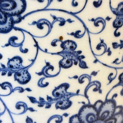A Chinese blue and white 'lotus scroll' vase — 照片 10