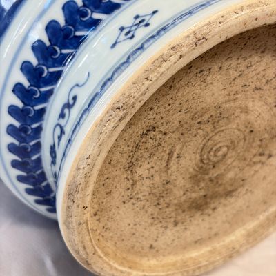 A Chinese blue and white 'lotus scroll' vase — 照片 14