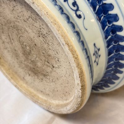 A Chinese blue and white 'lotus scroll' vase — 照片 15