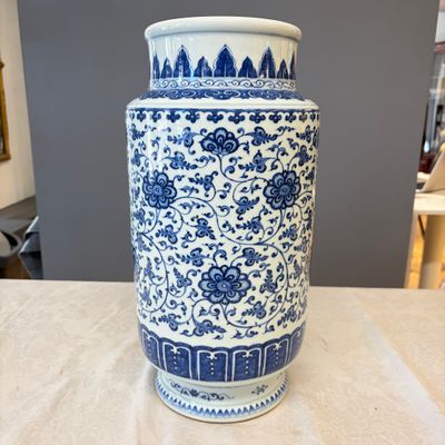 A Chinese blue and white 'lotus scroll' vase — 照片 1
