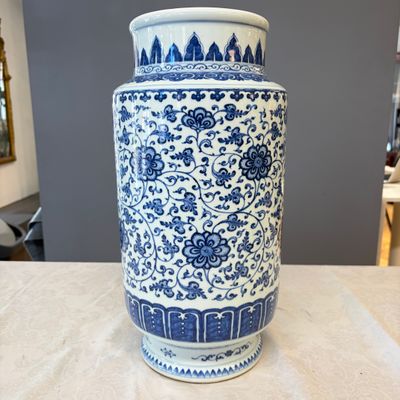 A Chinese blue and white 'lotus scroll' vase — 照片 2