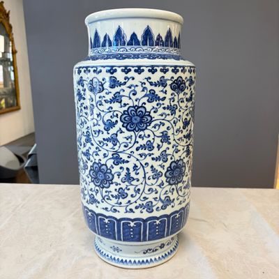 A Chinese blue and white 'lotus scroll' vase — 照片 3