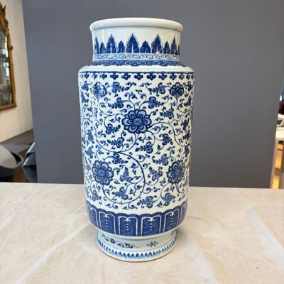 A Chinese blue and white 'lotus scroll' vase — 照片 4