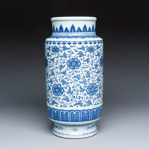 A Chinese blue and white 'lotus scroll' vase — 照片 1