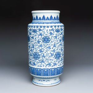 A Chinese blue and white 'lotus scroll' vase — 照片 2