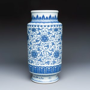 A Chinese blue and white 'lotus scroll' vase — 照片 4