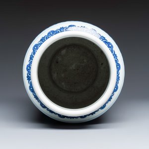 A Chinese blue and white 'lotus scroll' vase — 照片 5