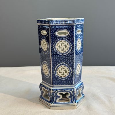 A Chinese blue and white openwork 'Linglong' incense stick holder — photo 3