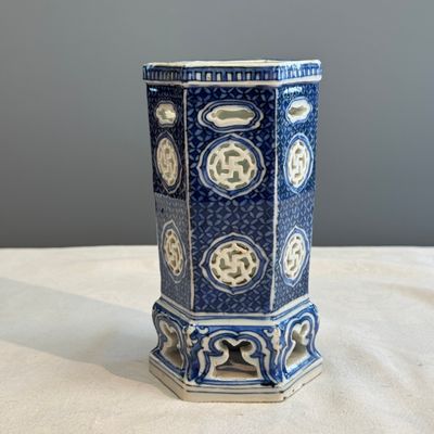 A Chinese blue and white openwork 'Linglong' incense stick holder — photo 4