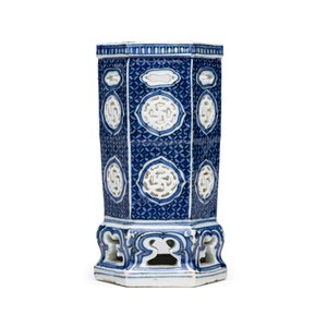 A Chinese blue and white openwork 'Linglong' incense stick holder — photo 2