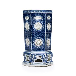 A Chinese blue and white openwork 'Linglong' incense stick holder — photo 3