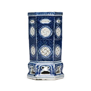 A Chinese blue and white openwork 'Linglong' incense stick holder — photo 4