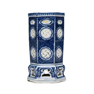 A Chinese blue and white openwork 'Linglong' incense stick holder — photo 5