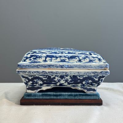 A Chinese blue and white openwork rectangular box and cover — photo 2