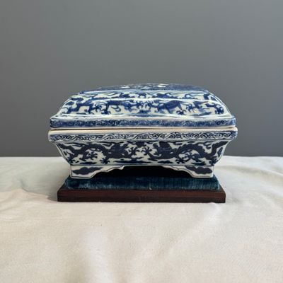 A Chinese blue and white openwork rectangular box and cover — photo 4
