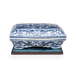 A Chinese blue and white openwork rectangular box and cover — photo 2