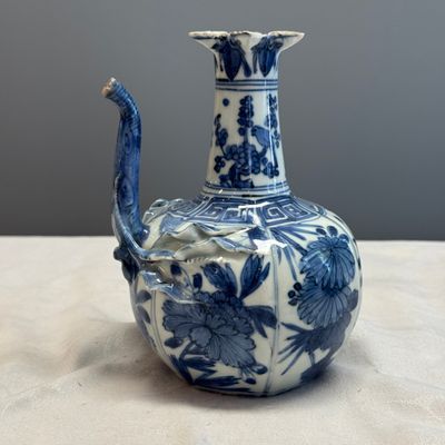 A Chinese blue and white pomegranate-shaped ewer — photo 1