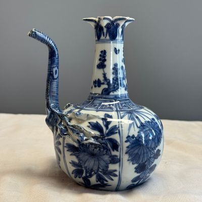 A Chinese blue and white pomegranate-shaped ewer — 照片 1