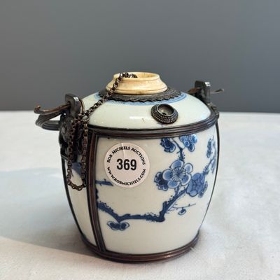 A Chinese blue and white porcelain jar, later adapted as a Vietnamese water pipe — foto 1
