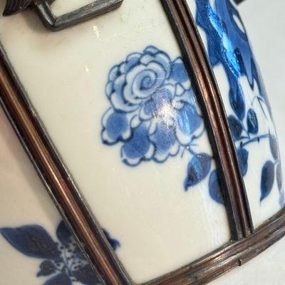 A Chinese blue and white porcelain jar, later adapted as a Vietnamese water pipe — foto 11